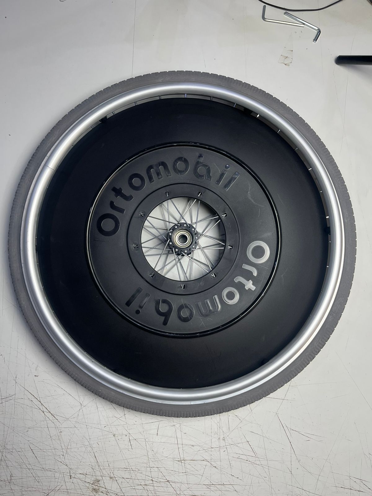 (UNIVERSAL) Roda com Pneu Anti-Furo de Cadeira de Rodas Ortomobil