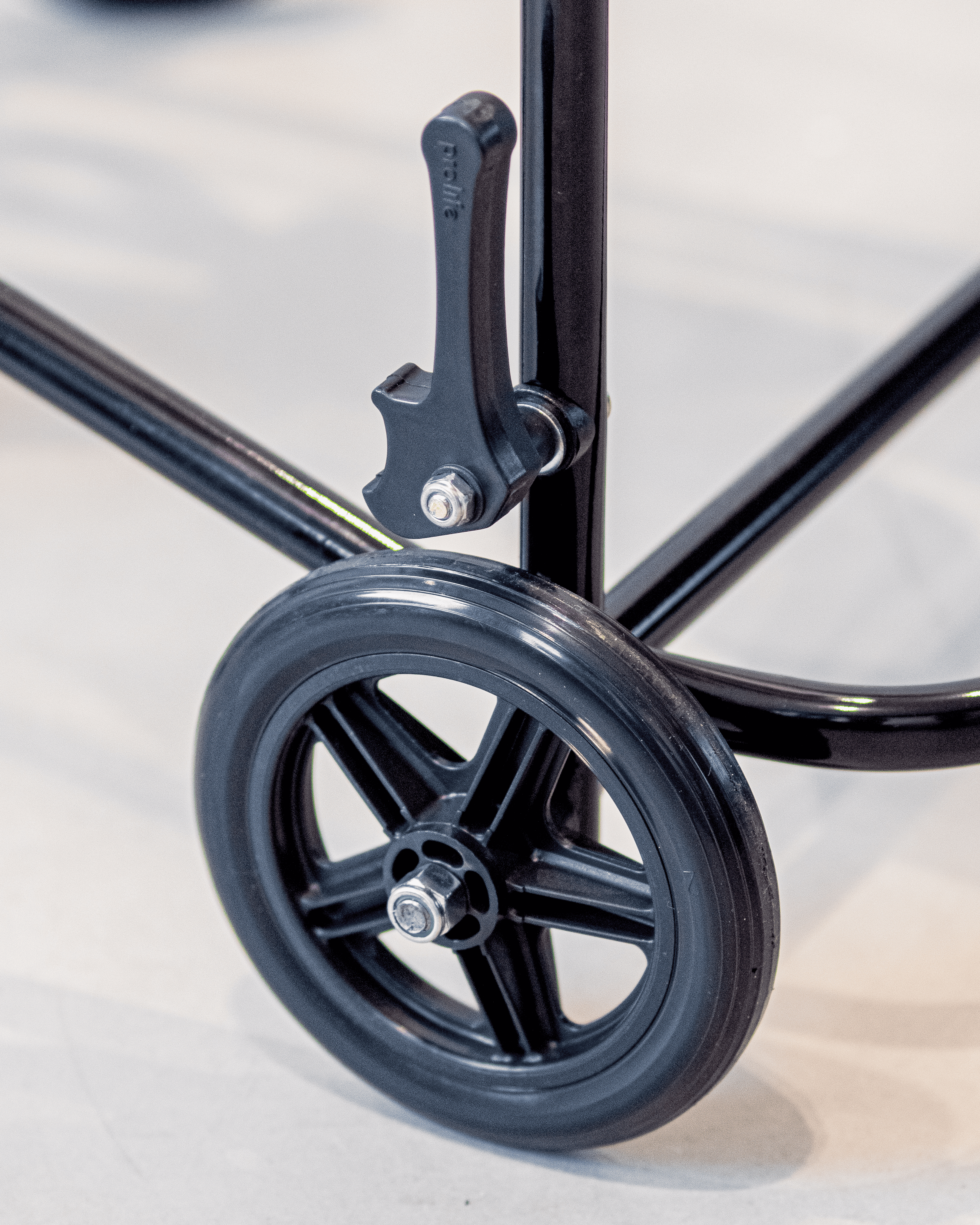 Cadeira de Rodas Simples até 90kg Pneu Maciço 40cm - Prolife