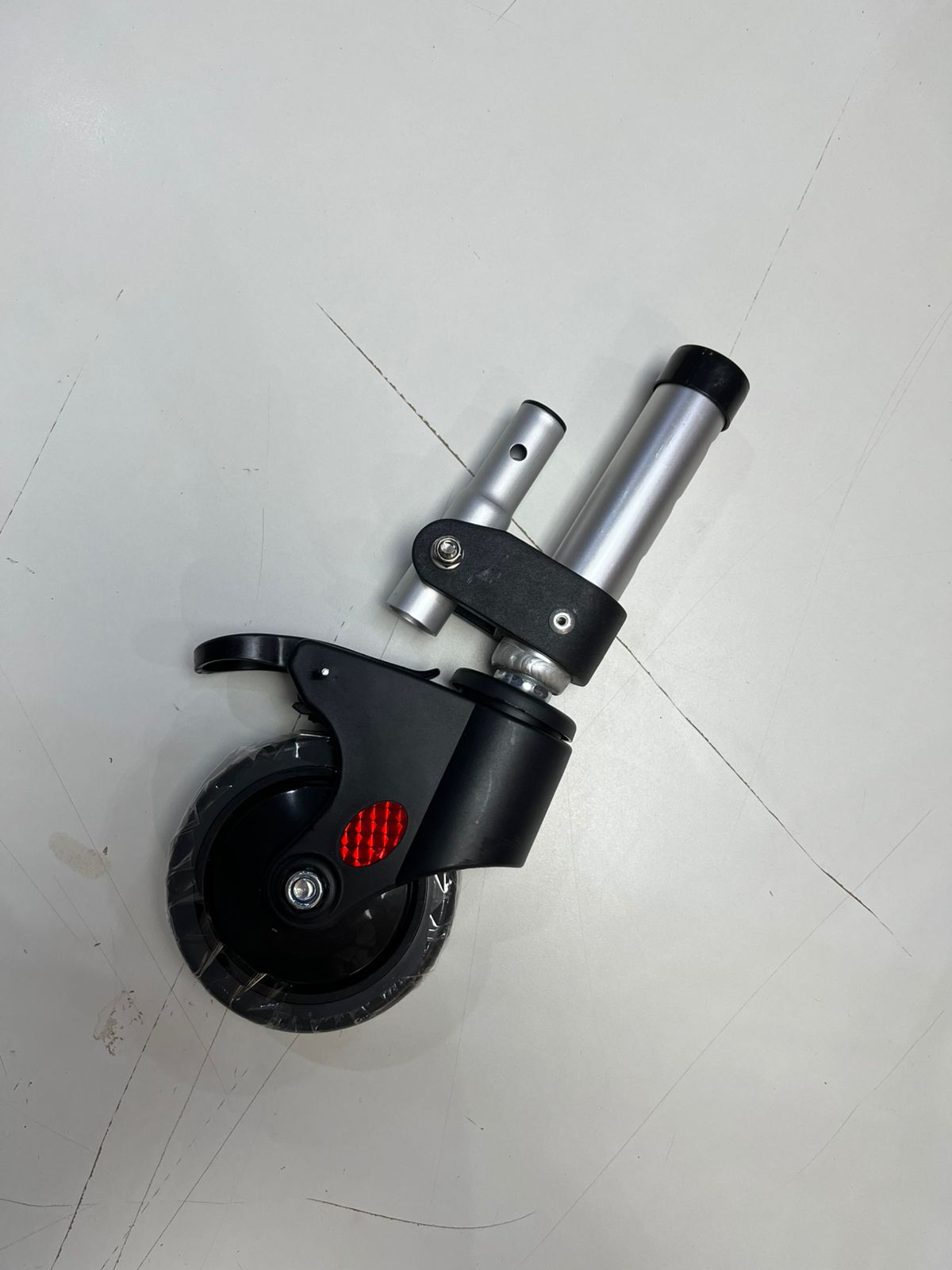 Roda Cadeira de Banho Higiênica Dobrável Alumínio (135 kg) - Hidrolight - Dianteira