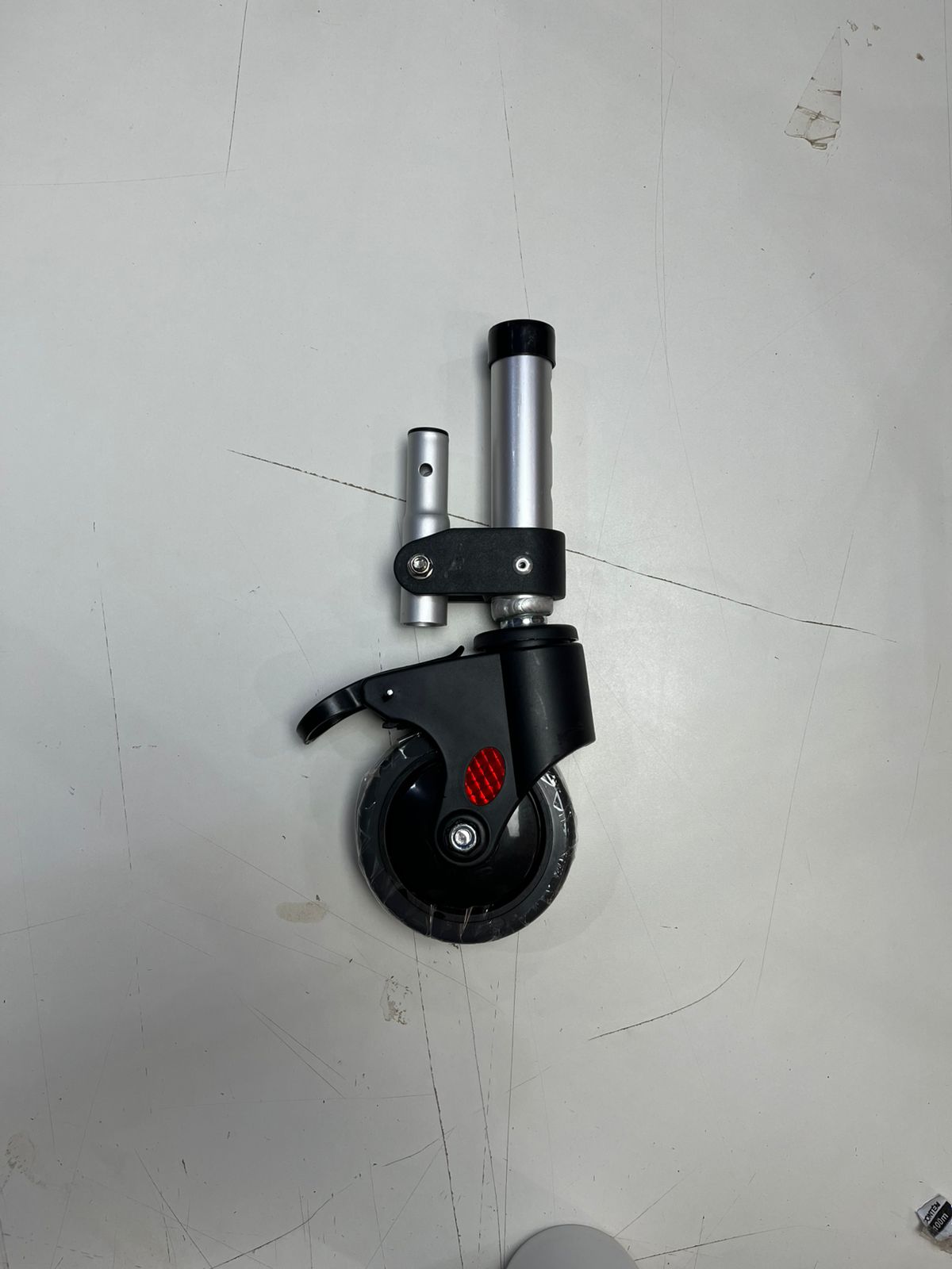 Roda Cadeira de Banho Higiênica Dobrável Alumínio (135 kg) - Hidrolight - Dianteira