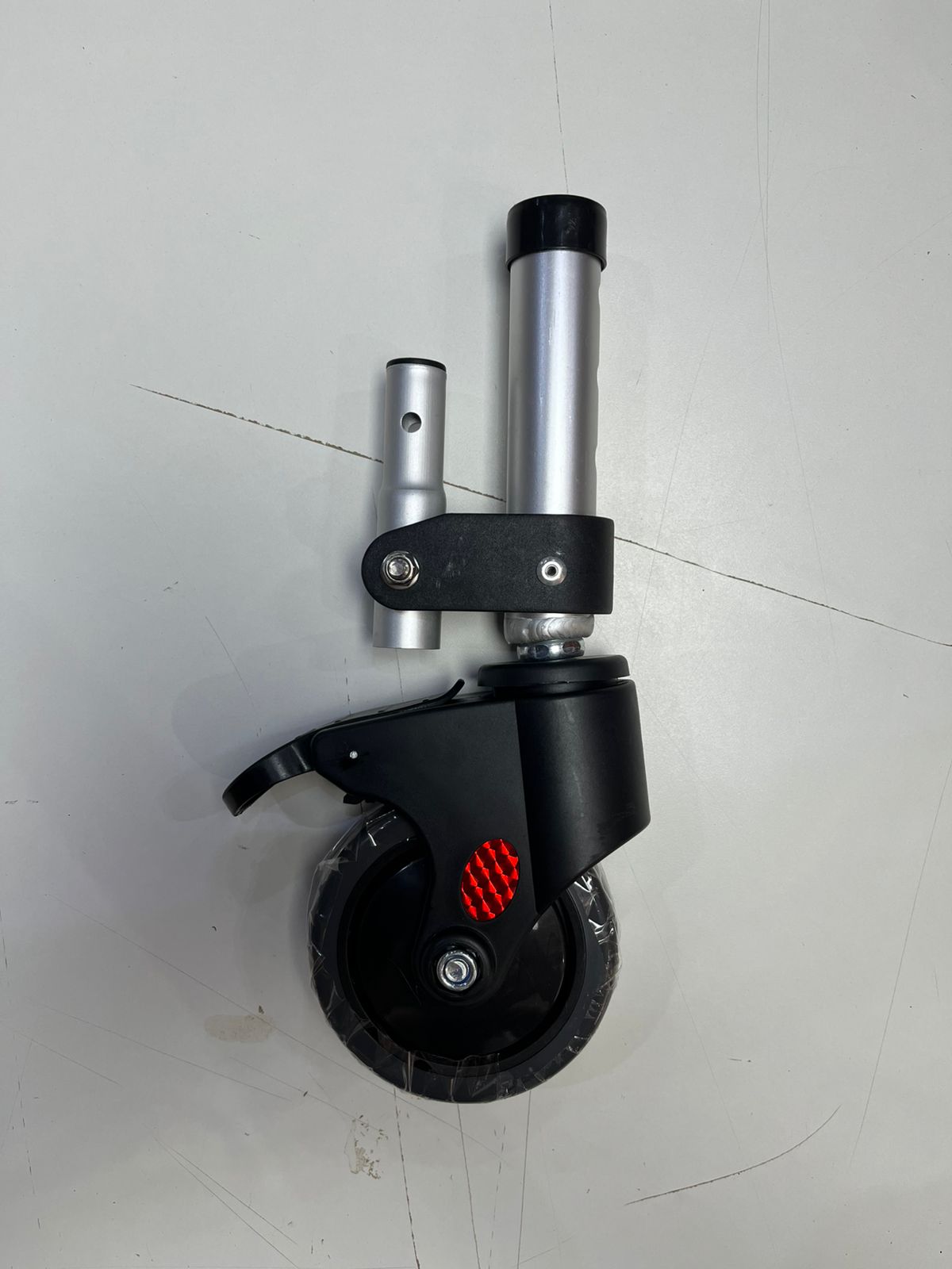 Roda Cadeira de Banho Higiênica Dobrável Alumínio (135 kg) - Hidrolight - Dianteira