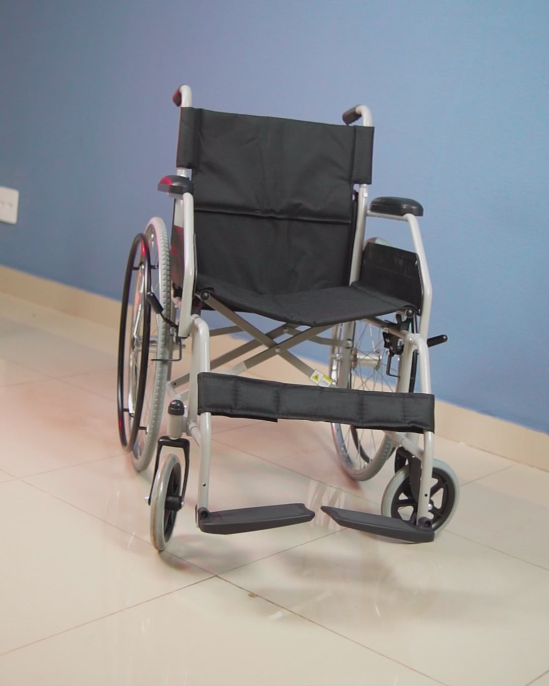 Cadeira de Rodas em Aço Carbono Dobrável D100 - Dellamed